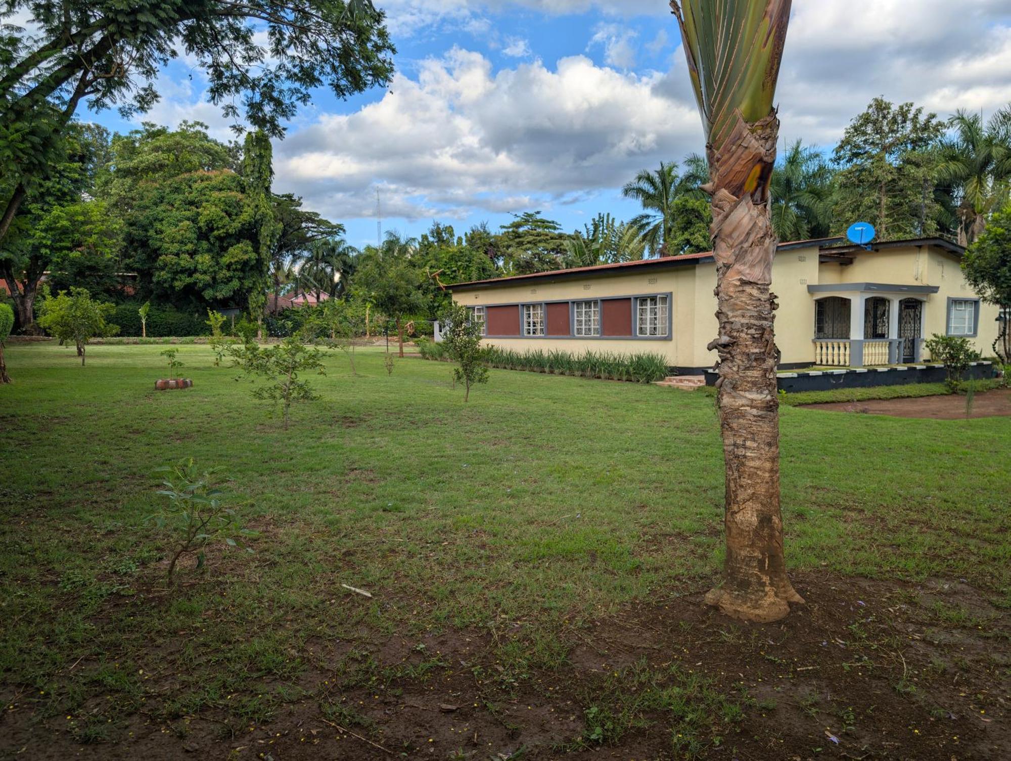Dans Place Moshi Luaran gambar